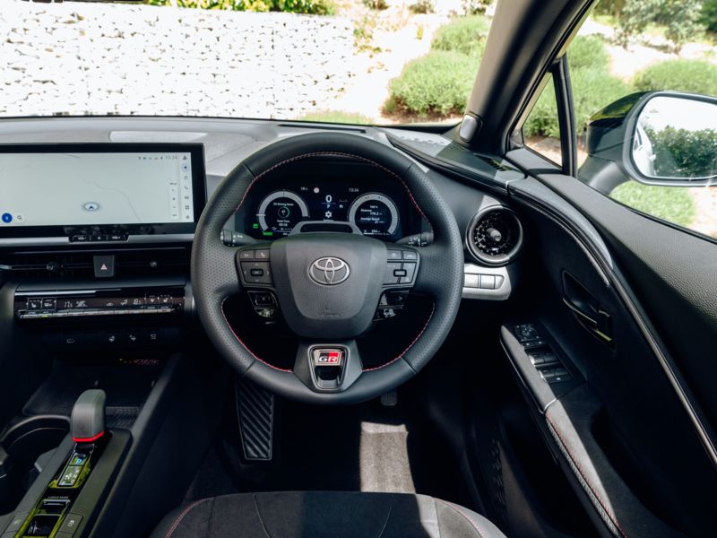 Toyota C-HR Plug-in Hybrid (2024-) - thumbnail side