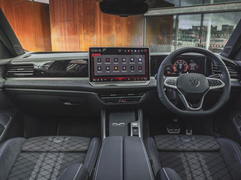 Volkswagen Passat Plug-in Hybrid (2024-) - thumbnail side