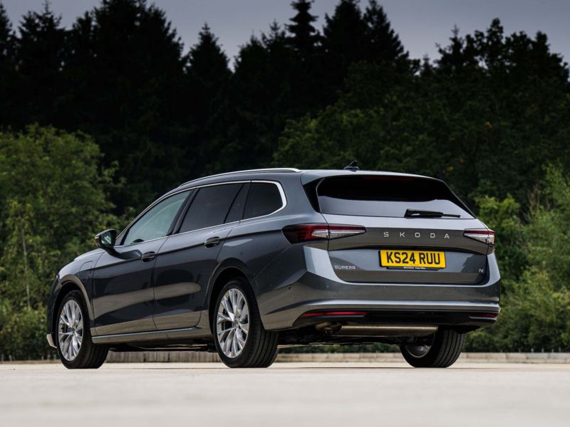 Skoda Superb Estate Plug-in Hybrid (2024-) - thumbnail rear