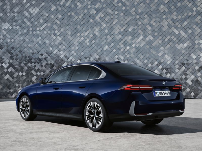 BMW 5 Series (2023-) - thumbnail rear