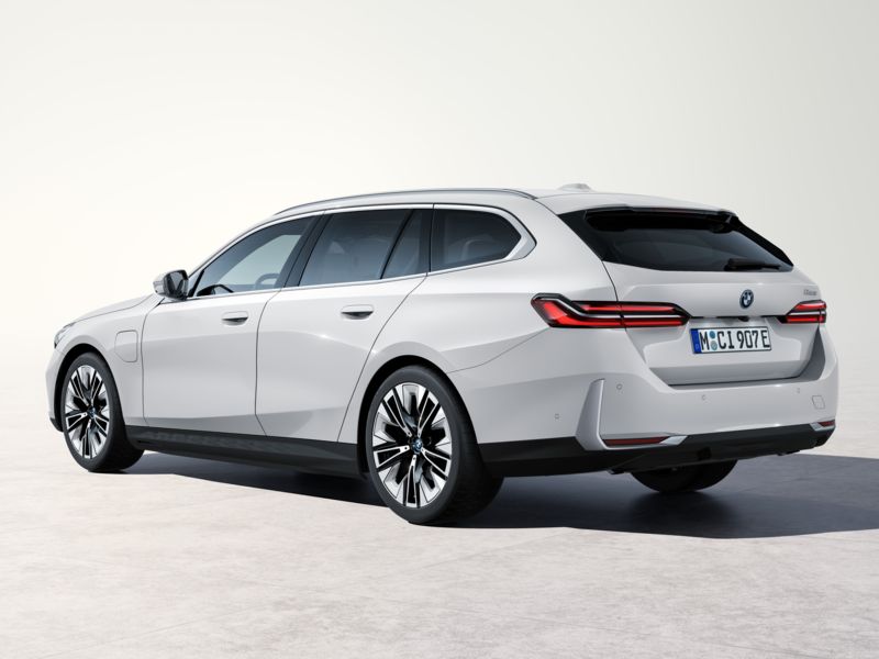 BMW 5 Series Touring Plug-in Hybrid (2024-) - thumbnail rear